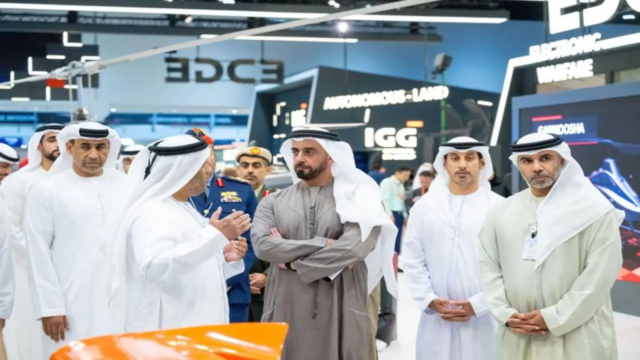 سيف بن زايد يتفقد أحدث تقنيات الشركات العالمية المشاركة في يومكس وسيمتكس